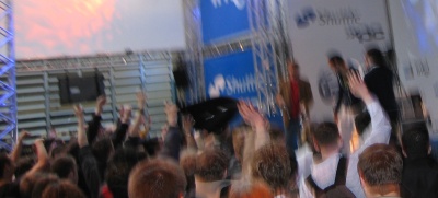 Souvenirjäger auf der CeBIT streiten sich am Shuttle-Stand um ein T-Shirt