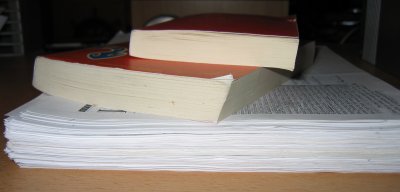 ein 3 cm hoher Stapel Papier und zwei Bücher