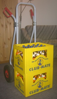 zwei Kisten Club-Mate